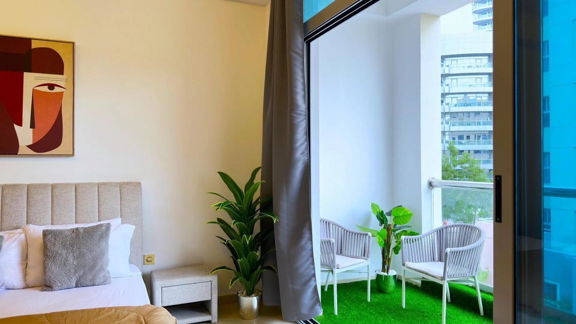 Wow Studio W/ Balcony And Canal View In Marina Dubai