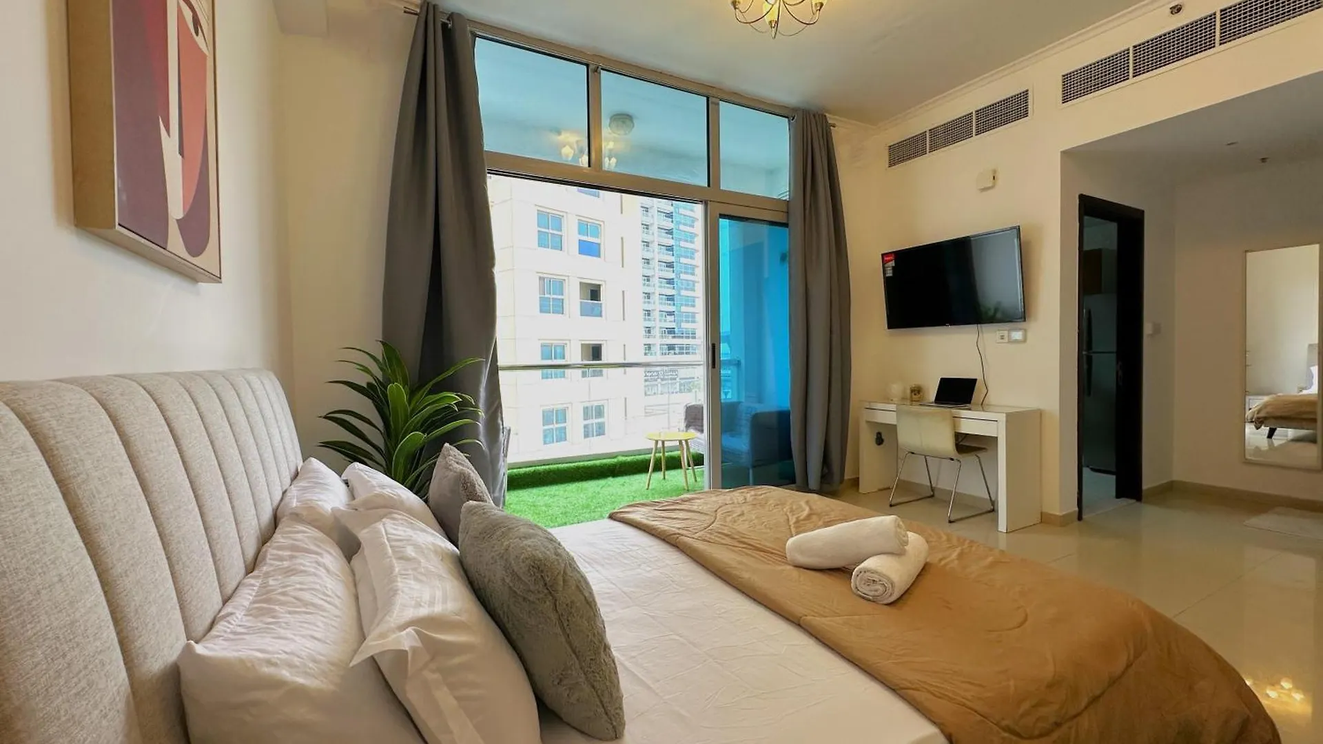 Wow Studio W/ Balcony And Canal View In Marina Dubai Apartment
